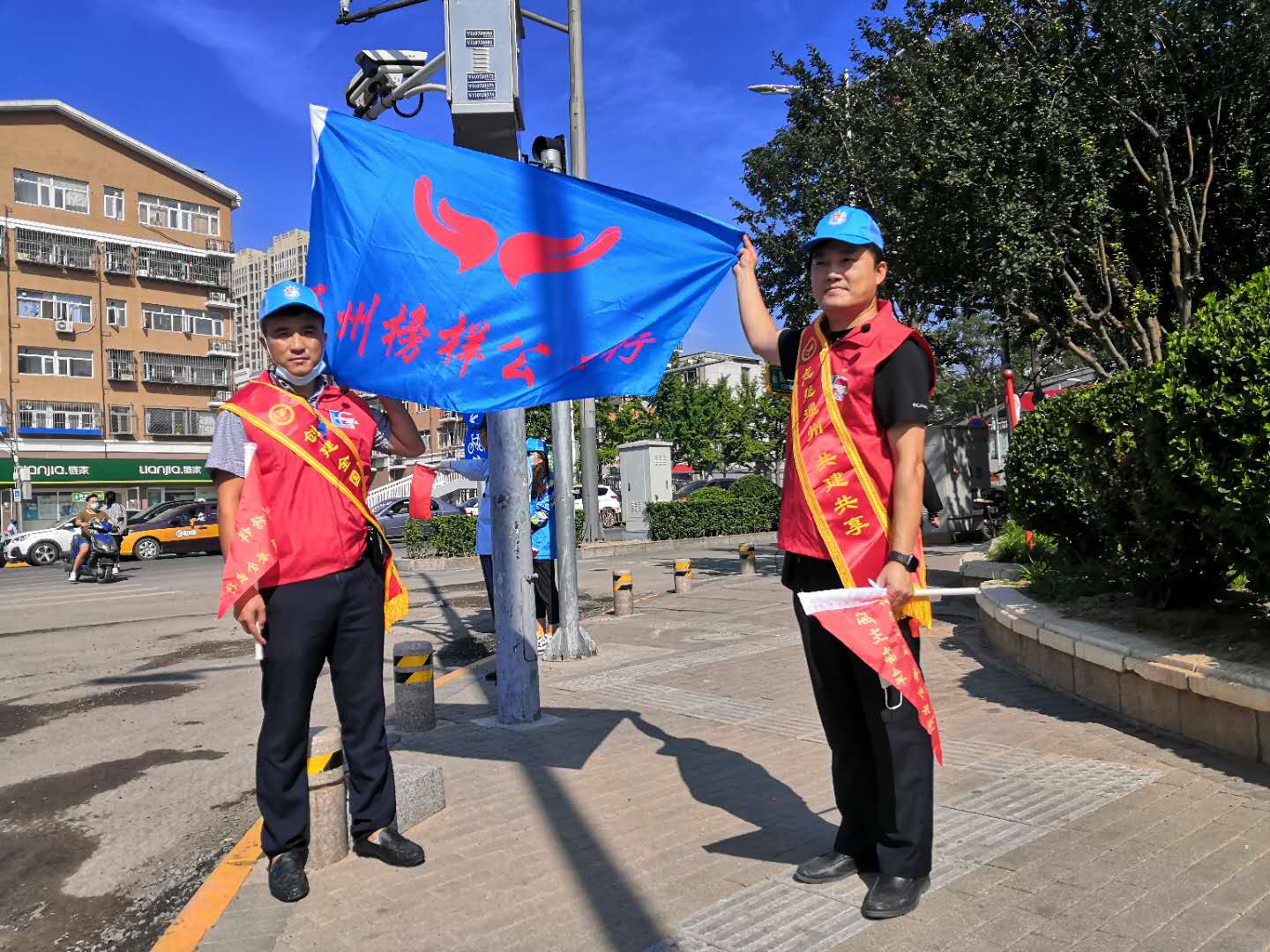 <strong>被两根大黑叼前后操逼视频</strong>